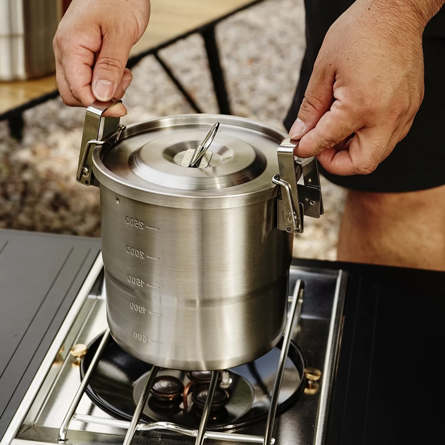 Camping Cooking Full Set - ชุดอุปกรณ์ทำอาหารแบบพกพาสำหรับตั้งแคมป์กลางแจ้ง ทำจากสแตนเลส 304 พร้อมหม้อแขวนสำหรับปิกนิก บาร์บีคิว และการเดินทาง